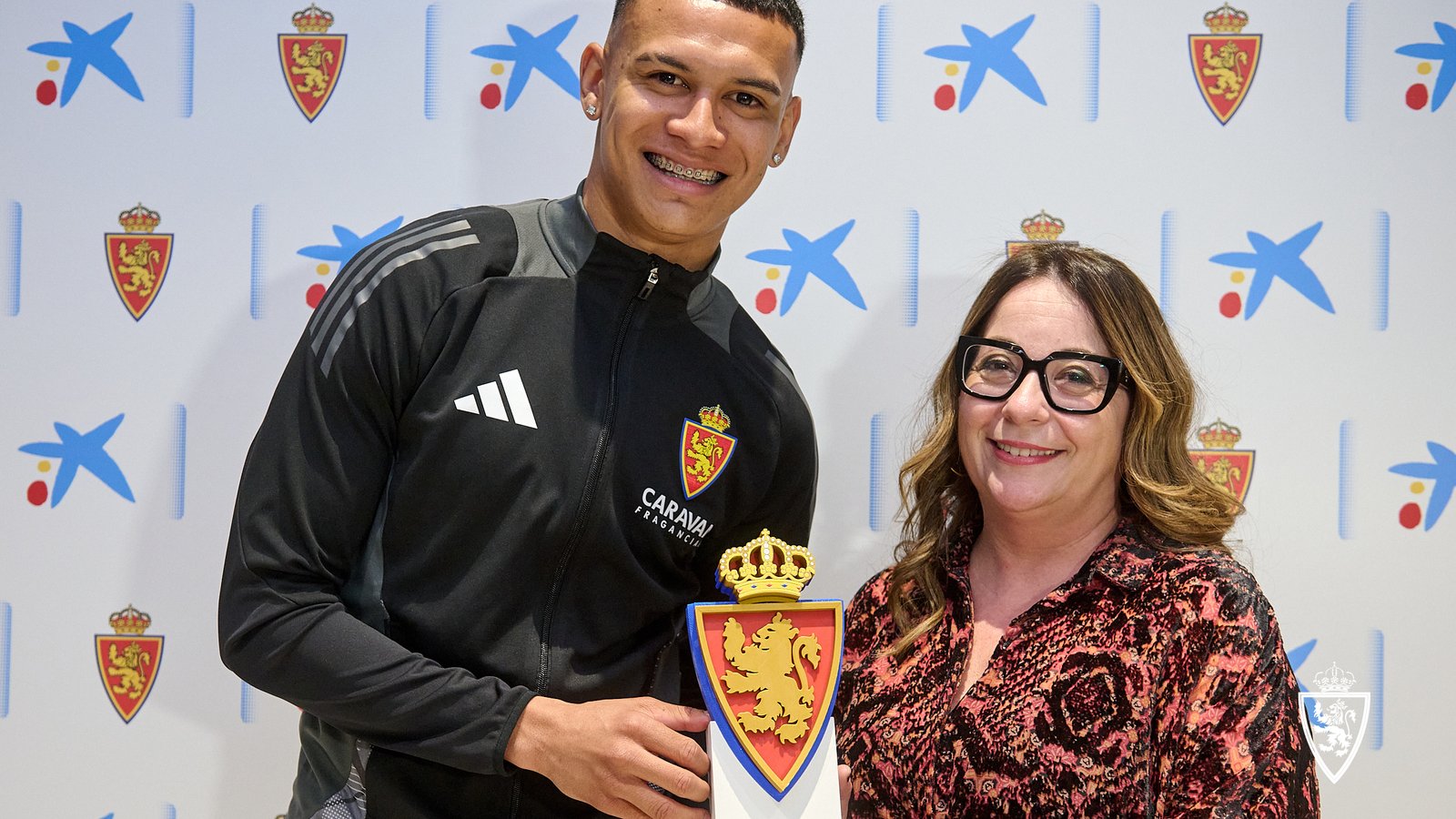 Kervin Arriaga recoge su premio a Mejor Jugador del Mes de enero Caixa...