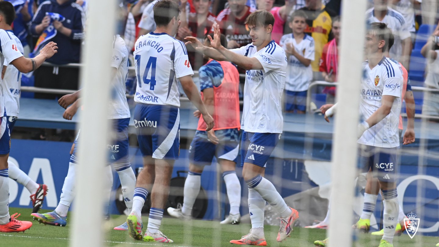 El Real Zaragoza logra la victoria en el último partido en La Romareda...