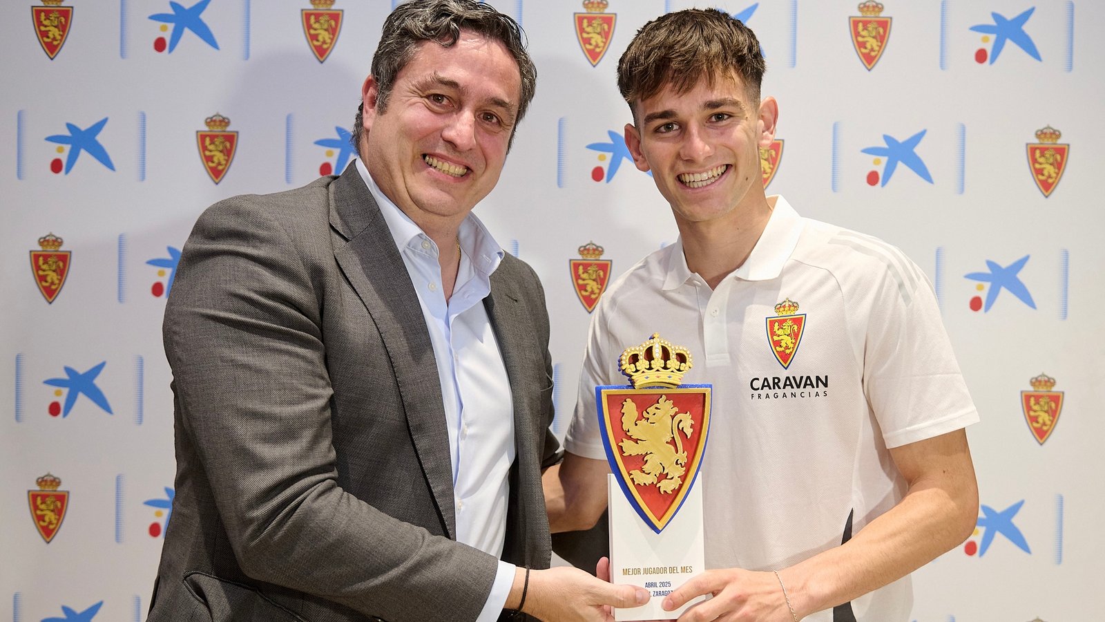 Pau Sans recibió el trofeo a Mejor Jugador del Mes de abril CaixaBank ...